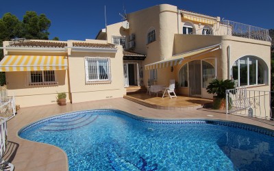 Sonnige mediterranische Villa mit schöner Aussicht in der Nähe des Altea Golf Clubs.